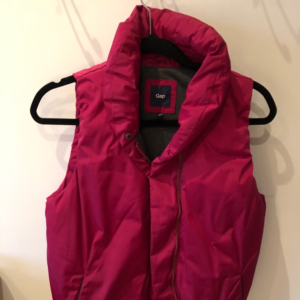 Gap fuschia pink puffy vest